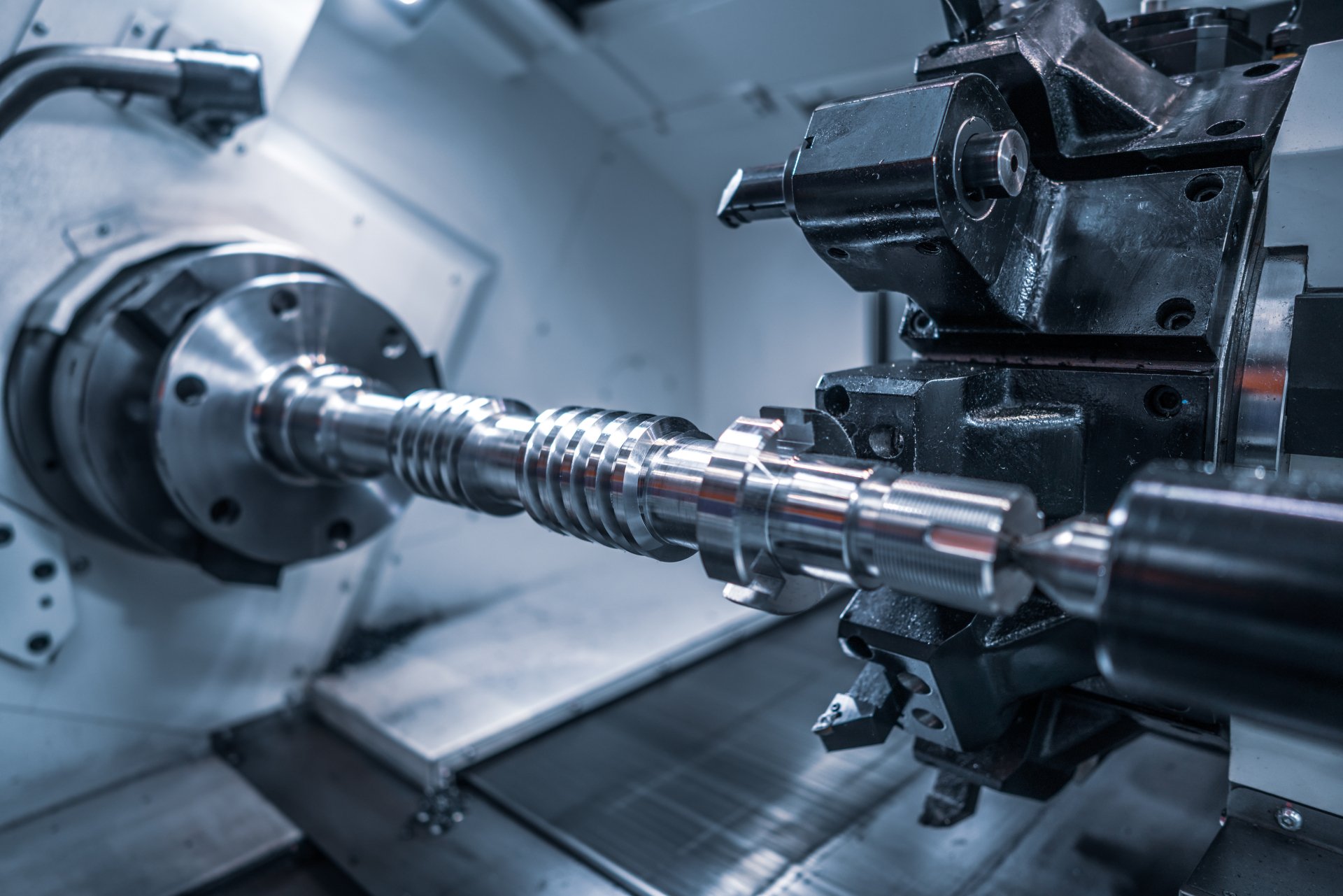 CNC-Drehmaschine bei der Bearbeitung einer Welle