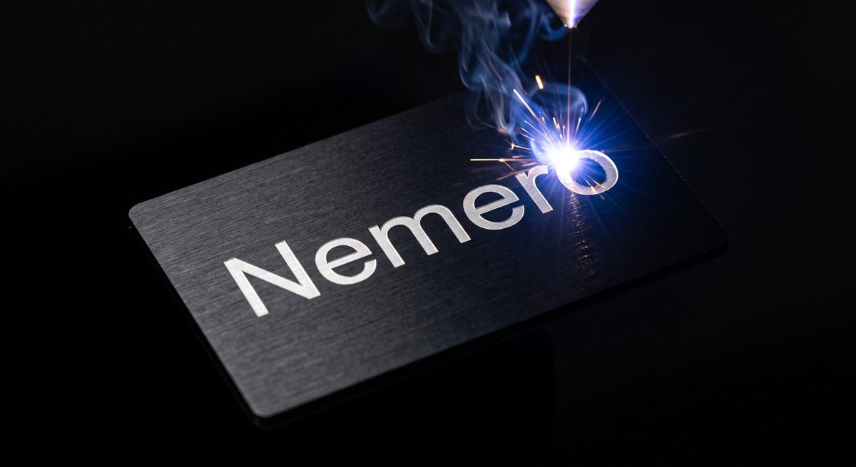 Lasergravur des Schriftzugs Nemero auf schwarz eloxiertem Aluminium