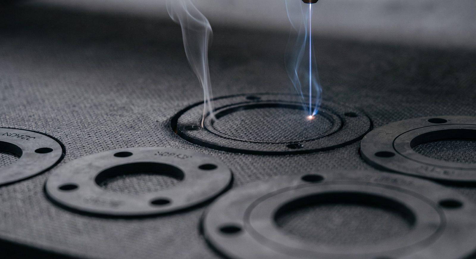 Laser cutting flat rubber gaskets with holes and an inner contour