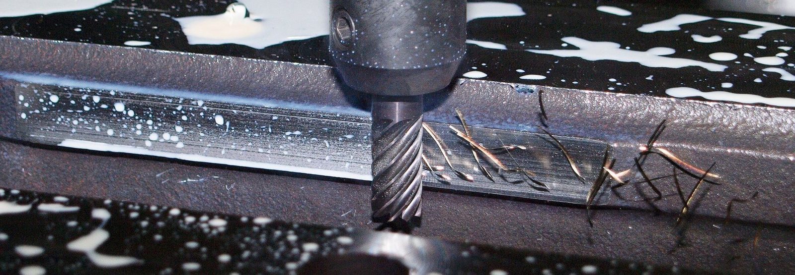 Schaftfräser bei der Bearbeitung eines Metallteils